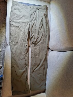 Eddie Bauer Men's Cargo Pants in Olive Green